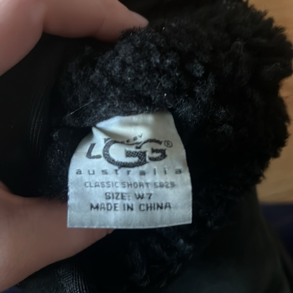 UGGS- vintage classic short Uggs (black) - Picture 5 of 6
